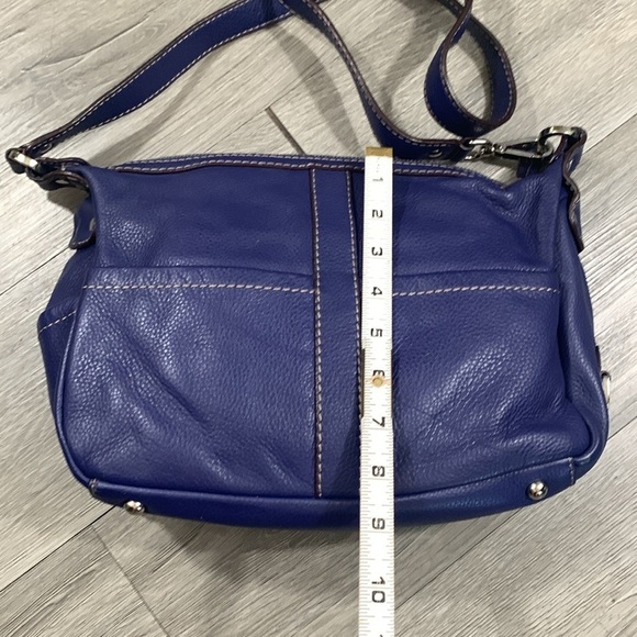 Tignanello Royal Blue Cross Body Leather Handbag w/lots of pockets inside & out - Picture 5 of 13